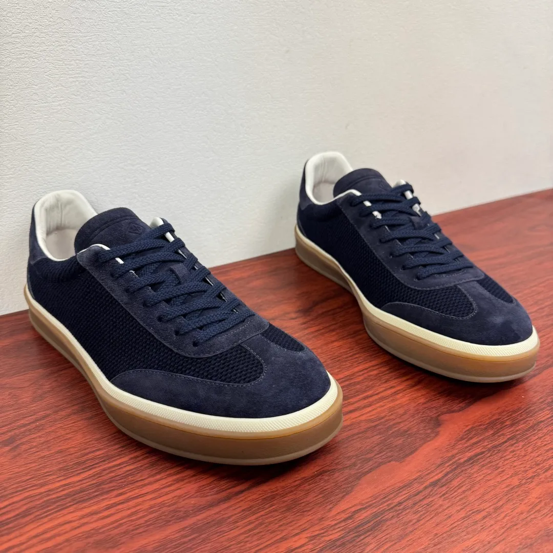 Batch 740 Loro Piana Tennis Walk men's moral training sneakers! These new textured leather tennis shoes feature an ultra-low-top design for year-round wear and are water-resistant. The wrapped sole creates an effortlessly attractive color combination that harmoniously blends functionality with understated style. The ideal footwear option for urban dressing. The heel is decorated with a soft calfskin tongue with Kummel color inserts and an embossed LP logo. Cotton shoelaces. Material: Upper: Gray woven stitching with cowhide accents! Sole: Rubber lining: Cow leather original rubber sole, excellent foot comfort, complete package! Size: 39-40-41-42-43-44 leather shoe size (38.4546 can be customized) Item number: FAM1316 blue